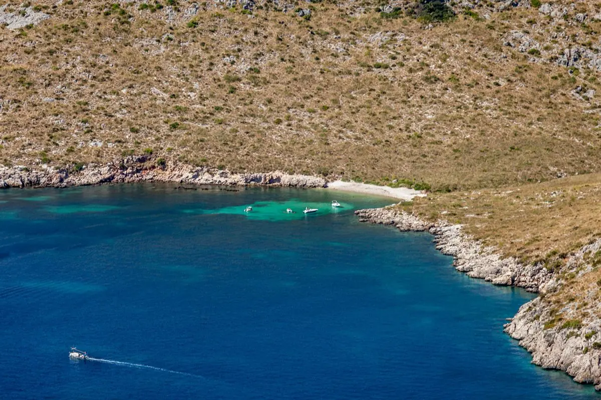 Es Caló · Pollença, Mallorca — vue depuis un llaüt de Blauxell